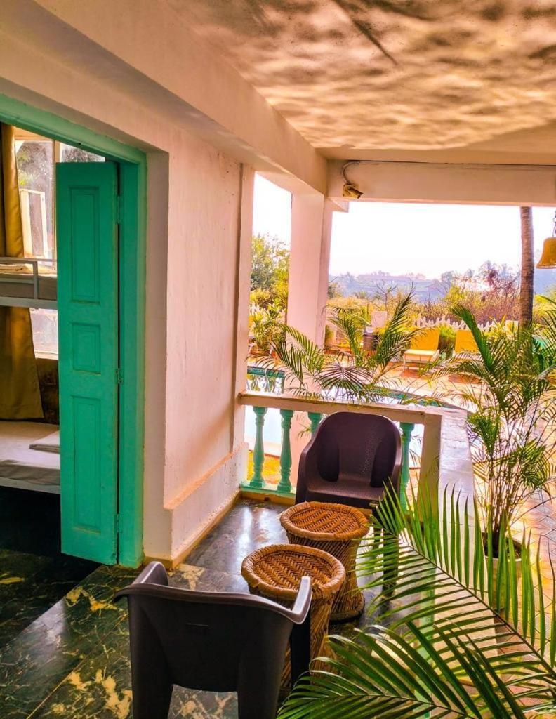 Turquoiise House Hotel Morjim Buitenkant foto