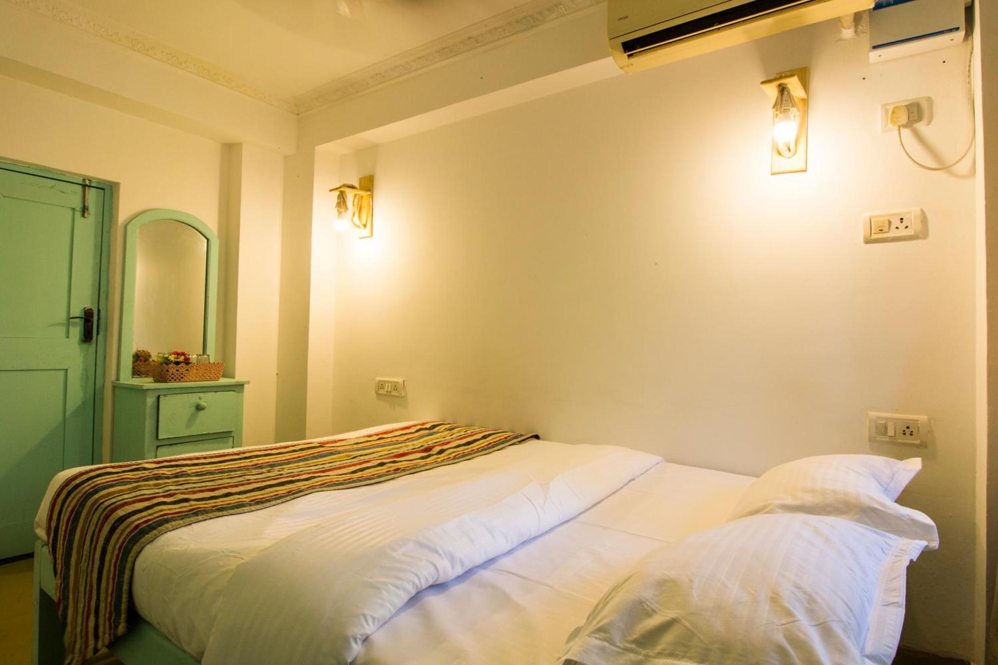 Turquoiise House Hotel Morjim Buitenkant foto